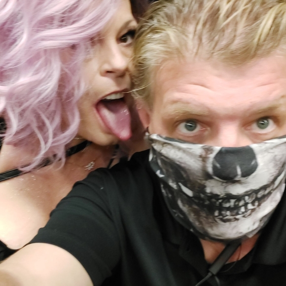 Clothing of all kinds, home goods, furniture - Picture 2 of 3